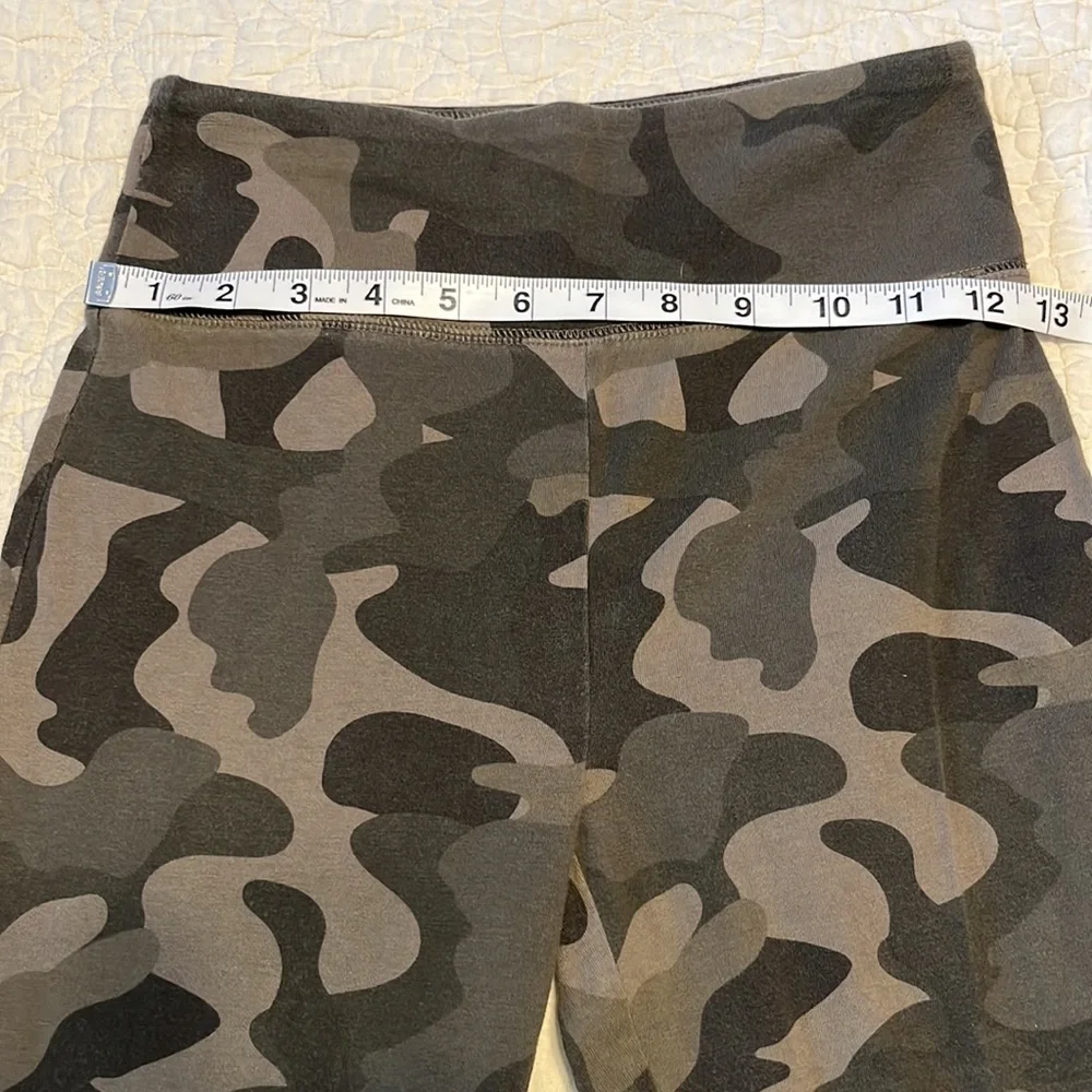 Wild Fable High Waited Green Camo Leggings. Size XS. EUC! - Picture 5 of 5